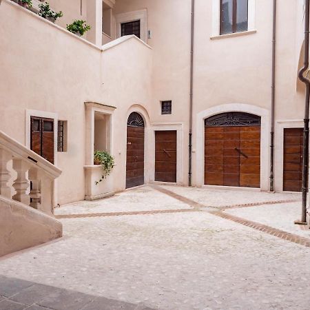 Palazzo Dei Pavoni, Relais Di Charme Acomodação com café da manhã LʼAquila Exterior foto