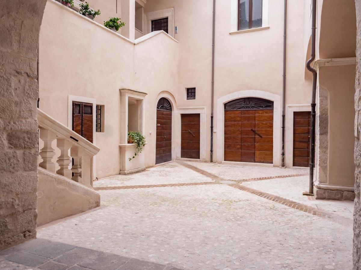 Palazzo Dei Pavoni, Relais Di Charme Acomodação com café da manhã LʼAquila Exterior foto