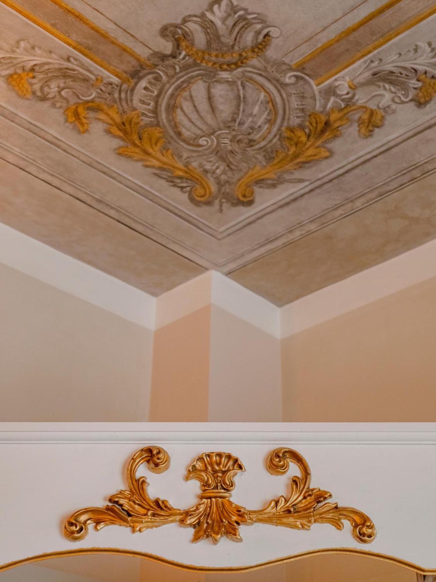 Palazzo Dei Pavoni, Relais Di Charme Acomodação com café da manhã LʼAquila Exterior foto