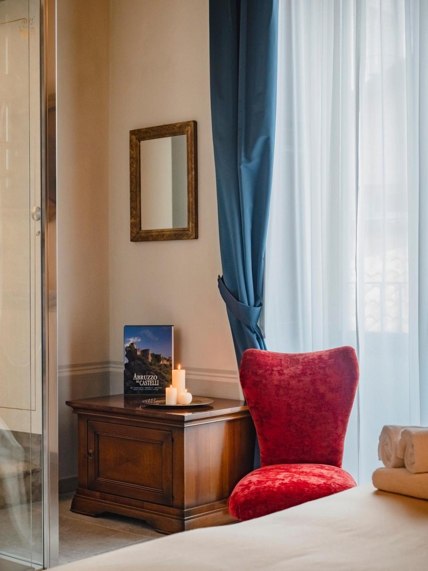 Palazzo Dei Pavoni, Relais Di Charme Acomodação com café da manhã LʼAquila Exterior foto